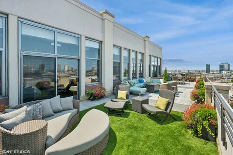 $1,395,000 | 900 North Kingsbury Street, Unit 1150, Chicago, IL 60610
