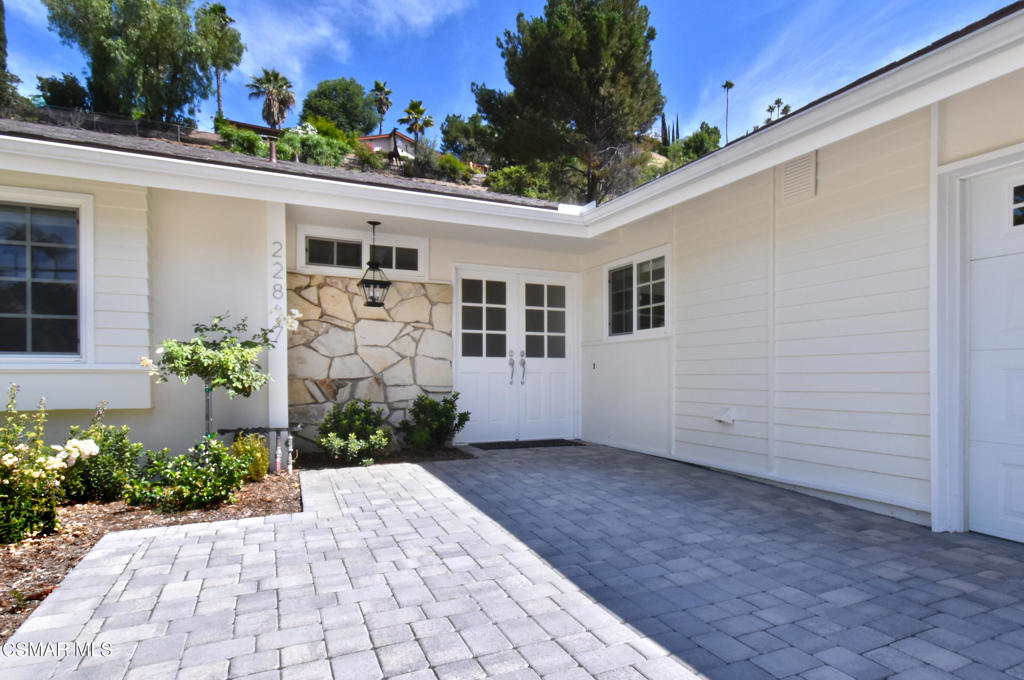 22817 Pera Road Woodland Hills, CA 91364 - Photo 3 of 39