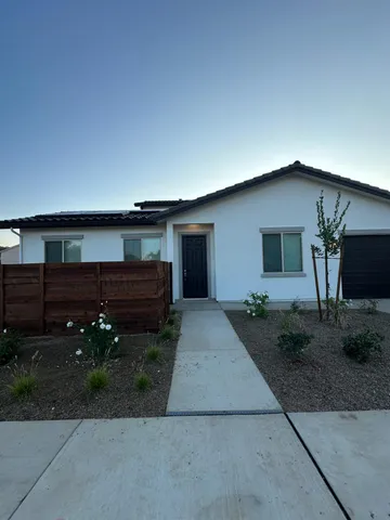 $2,200 | 6002 East Sussex Way, Fresno, CA 93727