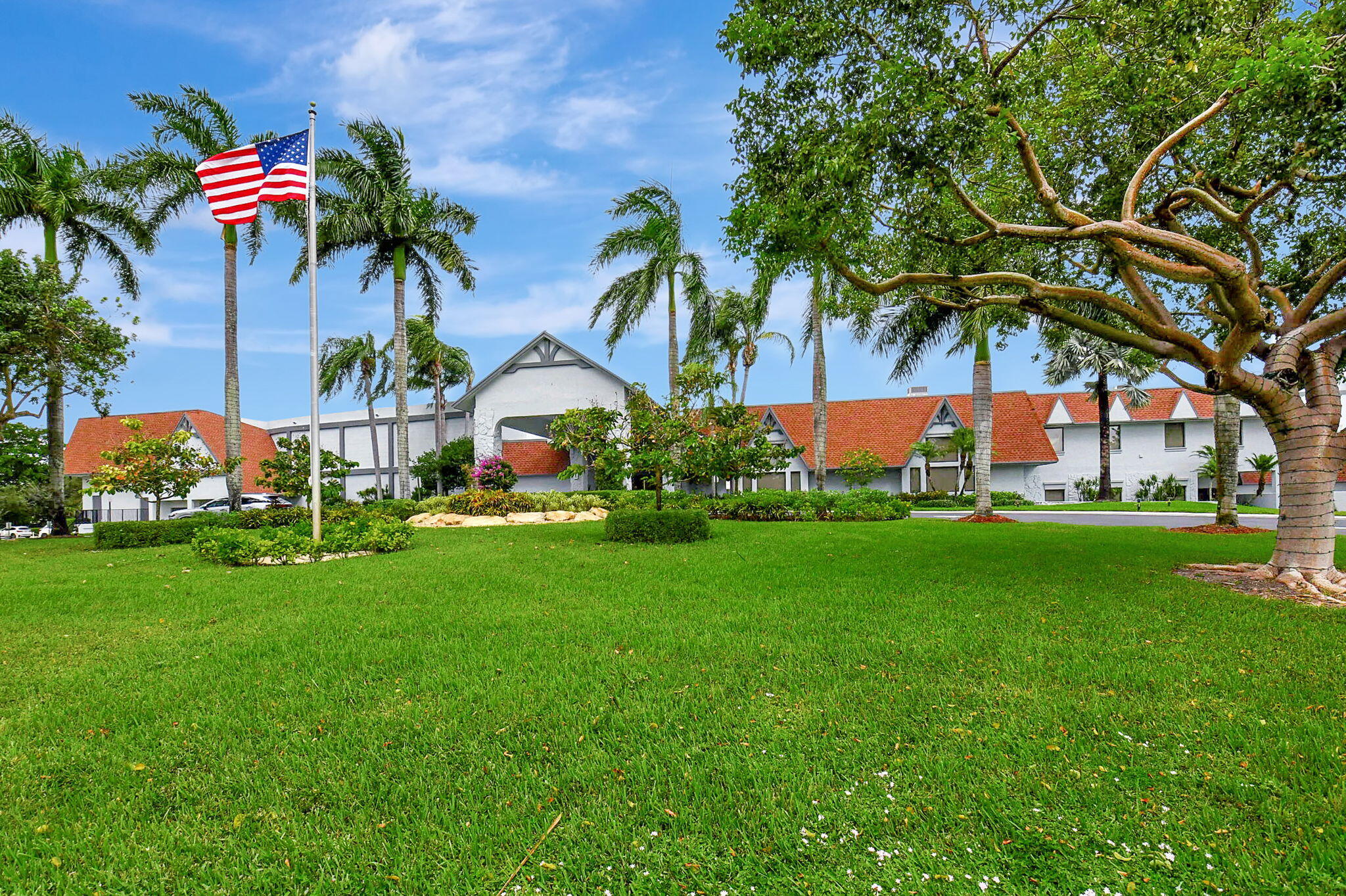 14375 Strathmore Lane, Unit 305 Delray Beach, FL 33446 - Photo 89 of 92 a view of a garden with a palm tree