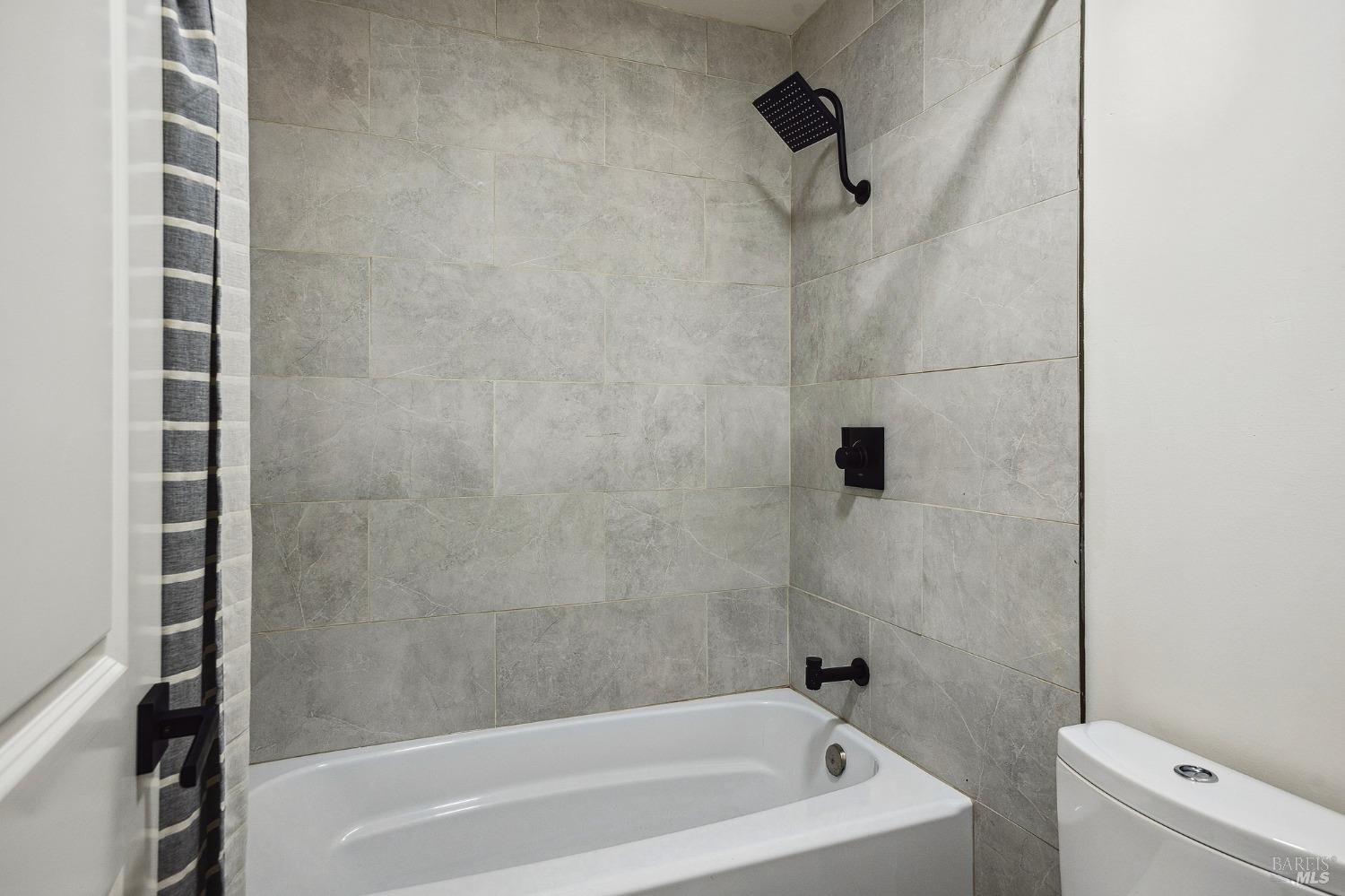 1282 Fowler Creek Road Sonoma, CA 95476 - Photo 51 of 86 a bathroom with a bathtub