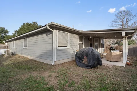 a view of a back yard of the house