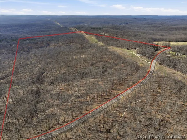 $285,000 | 27090 T Highway, Stover, MO 65078