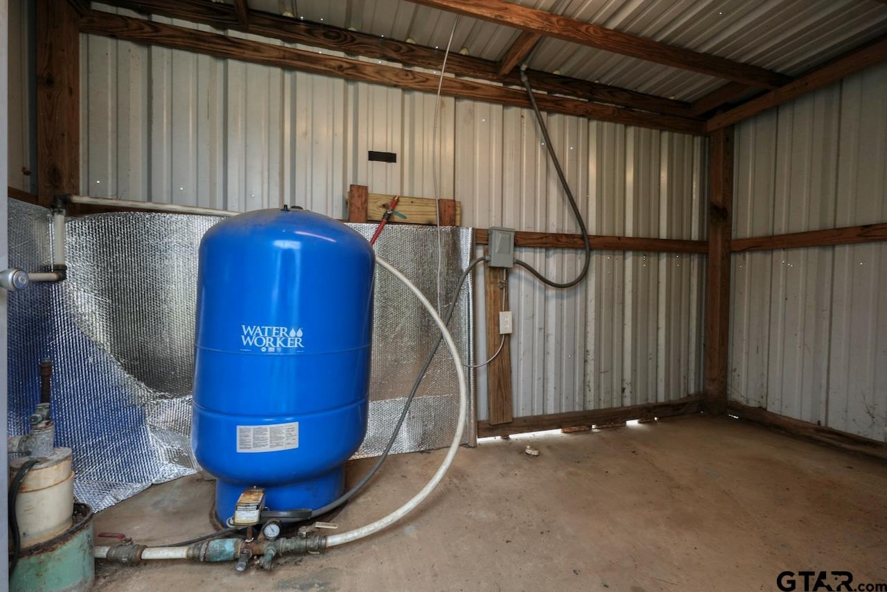 667 Allen Road Longview, TX 75605 - Photo 43 of 48 a room with gym equipment