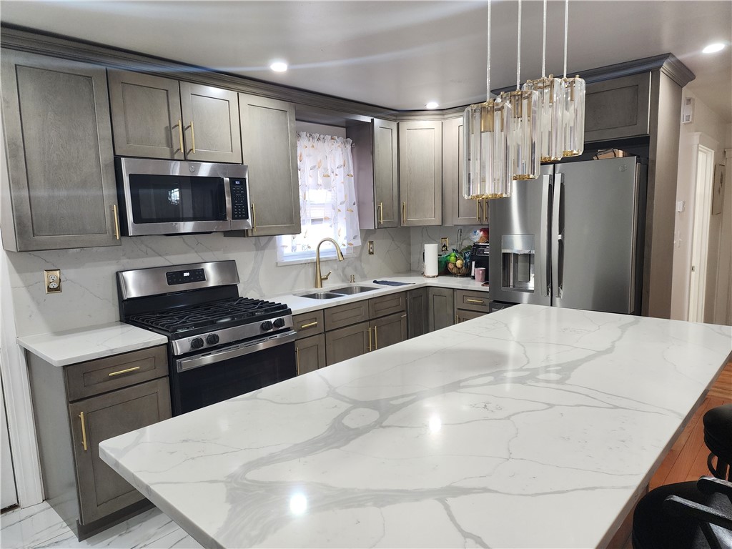 6 Douglas Street Cranston, RI 02910 - Photo 10 of 30