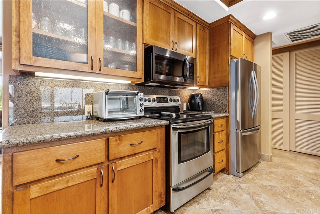 60467 Natoma Trail Joshua Tree, CA 92252 - Photo 11 of 63 a kitchen with stainless steel appliances granite countertop a refrigerator stove and microwave