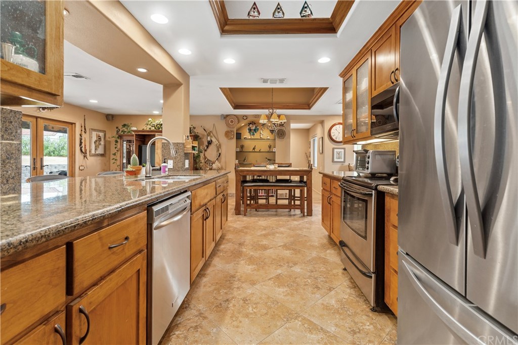 60467 Natoma Trail Joshua Tree, CA 92252 - Photo 13 of 63 a large kitchen with stainless steel appliances lots of counter top space