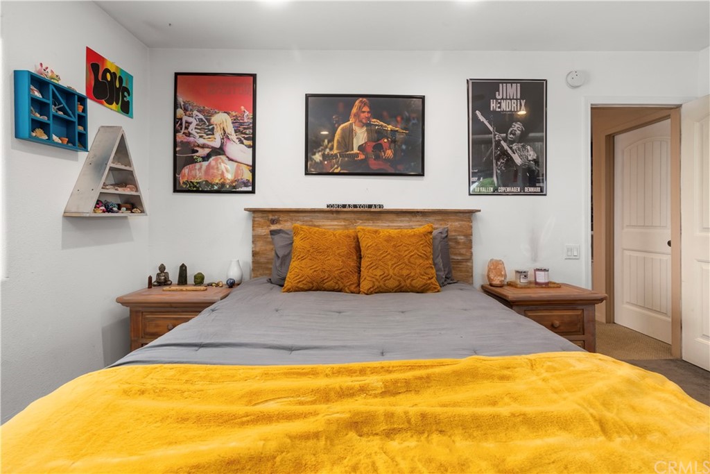 60467 Natoma Trail Joshua Tree, CA 92252 - Photo 38 of 63 a bedroom with a bed and cupboard