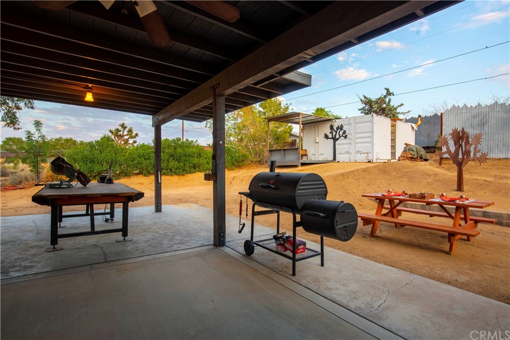 60467 Natoma Trail Joshua Tree, CA 92252 - Photo 54 of 63 a living room filled with furniture
