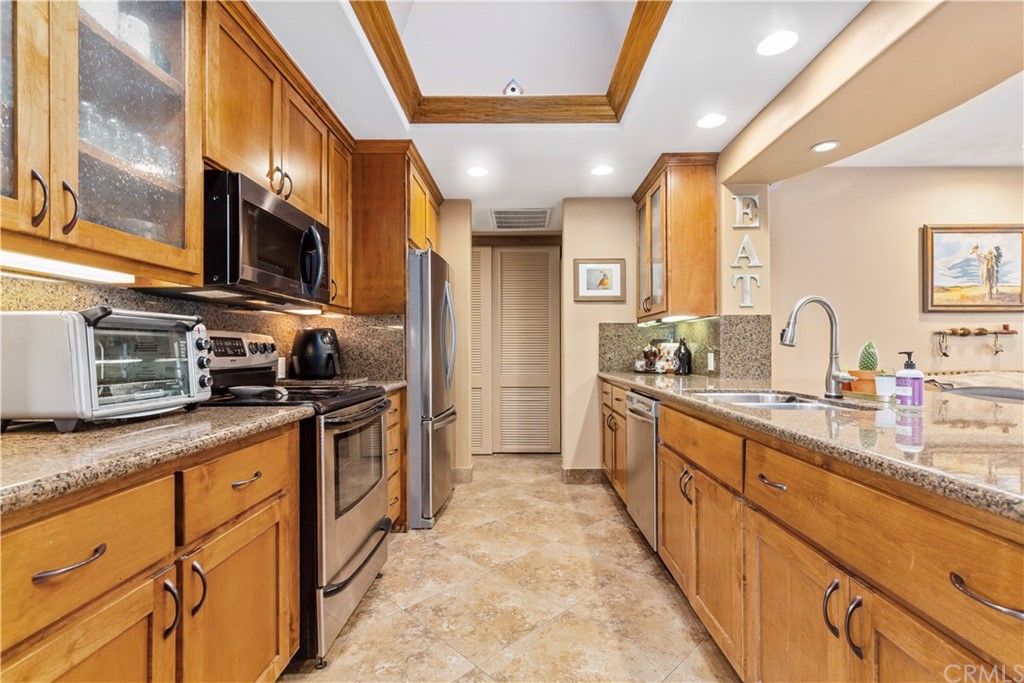 60467 Natoma Trail Joshua Tree, CA 92252 - Photo 10 of 63 a large kitchen with stainless steel appliances granite countertop a lot of counter space and a sink