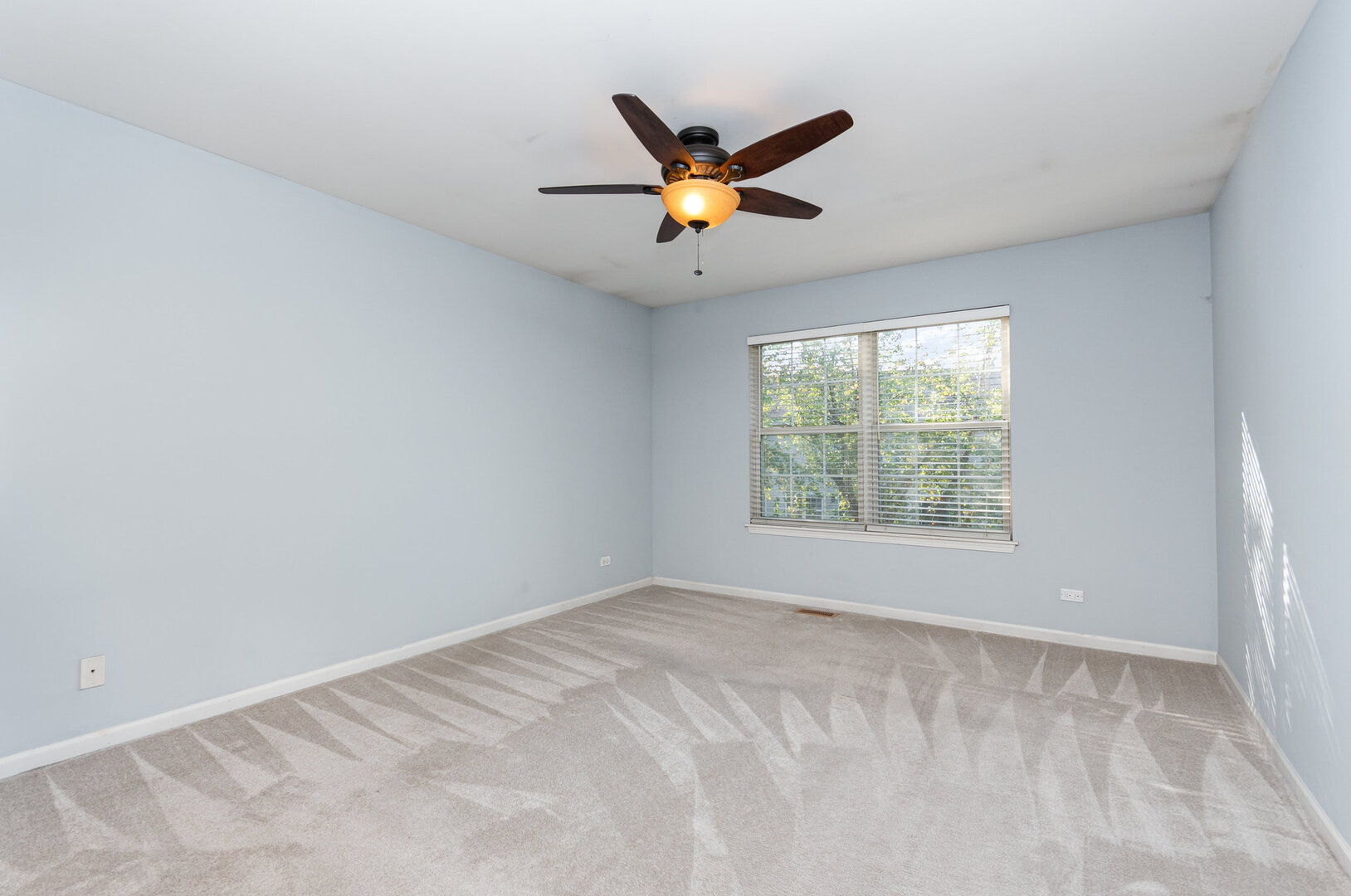2271 Scott Lane Aurora, IL 60502 - Photo 9 of 18 a view of a ceiling fan in a room