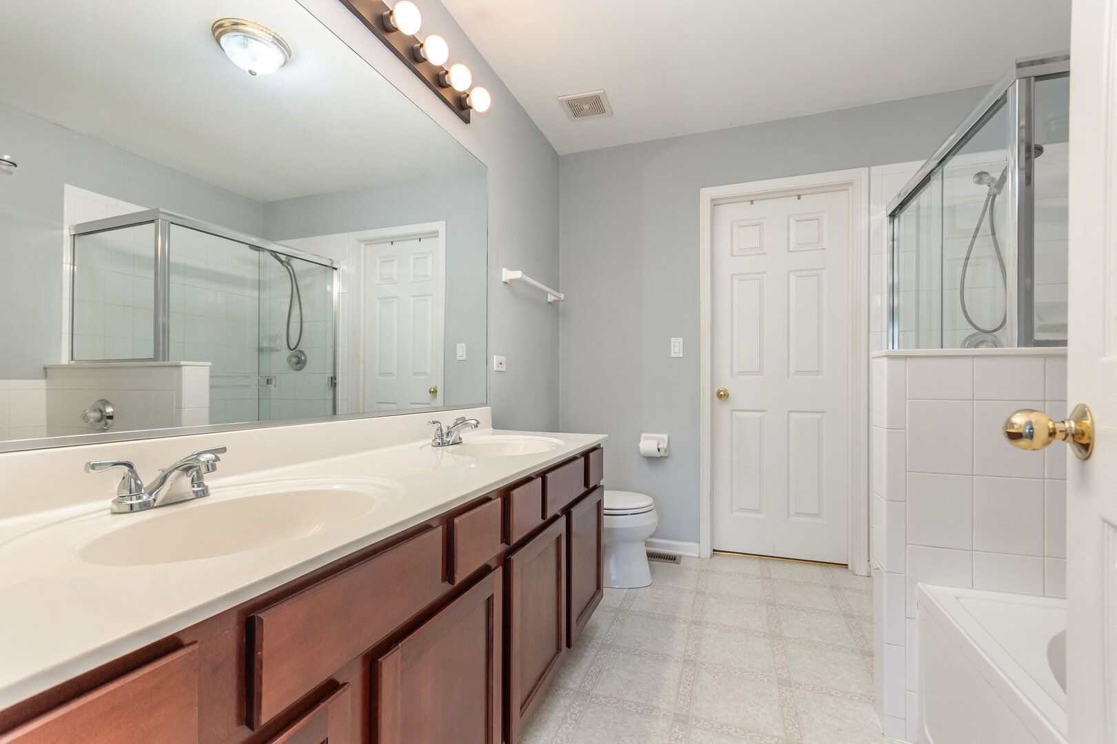 2271 Scott Lane Aurora, IL 60502 - Photo 10 of 18 a bathroom with a sink a mirror and a bathtub