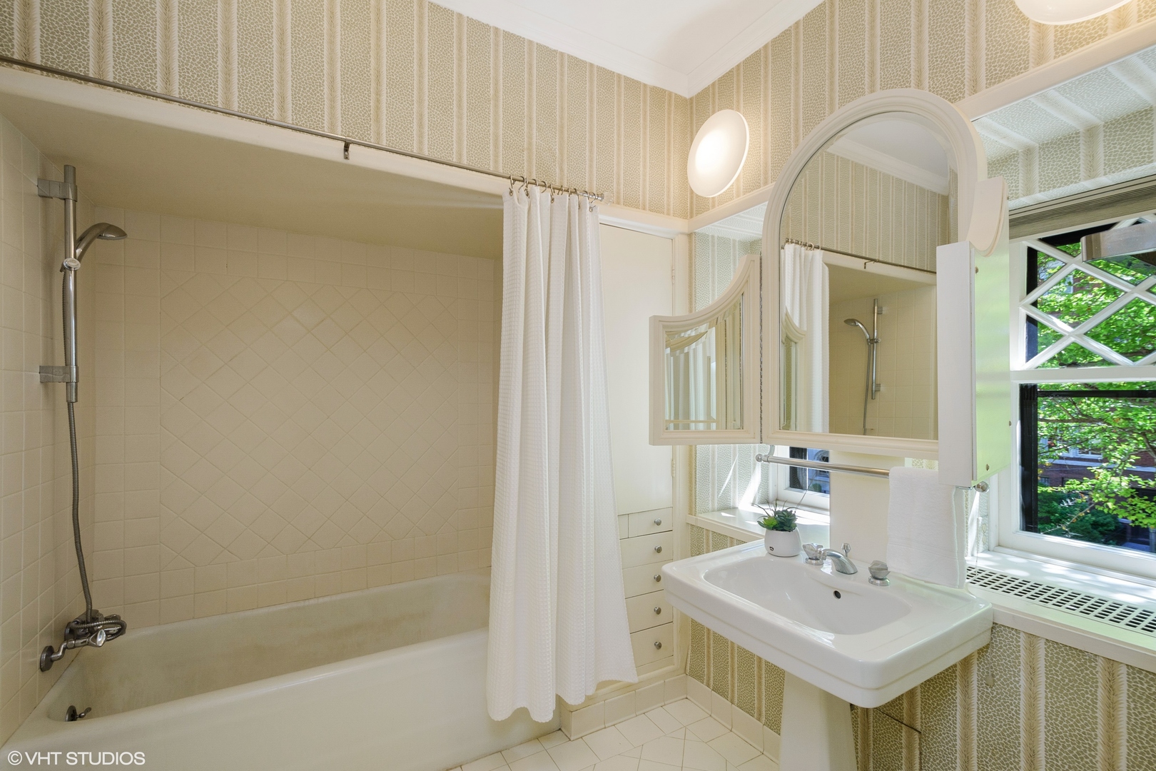 1442 North Astor Street Chicago, IL 60610 - Photo 37 of 55 a bathroom with a sink a mirror and a bathtub
