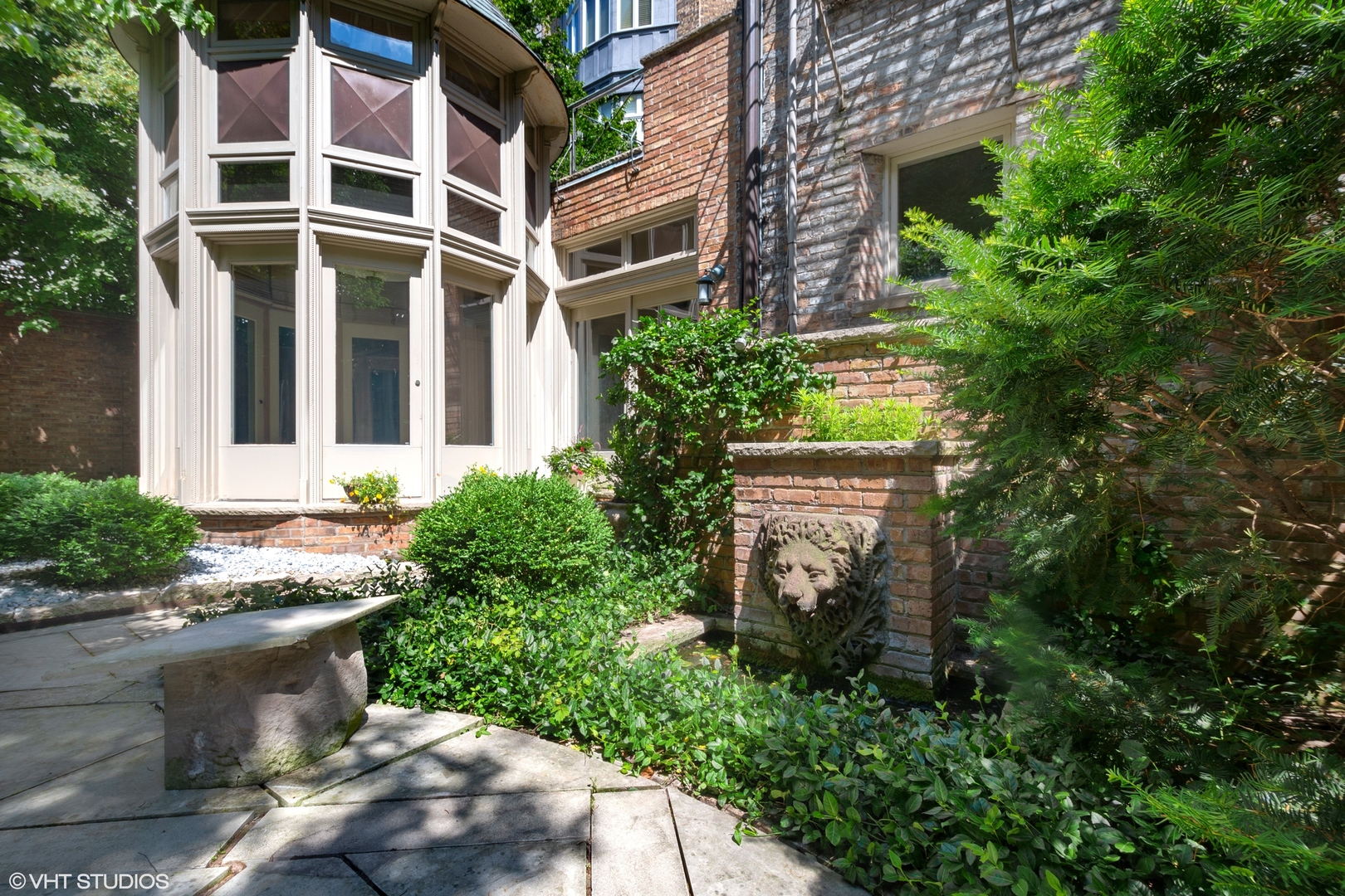 1442 North Astor Street Chicago, IL 60610 - Photo 46 of 55 front view of a house with a yard