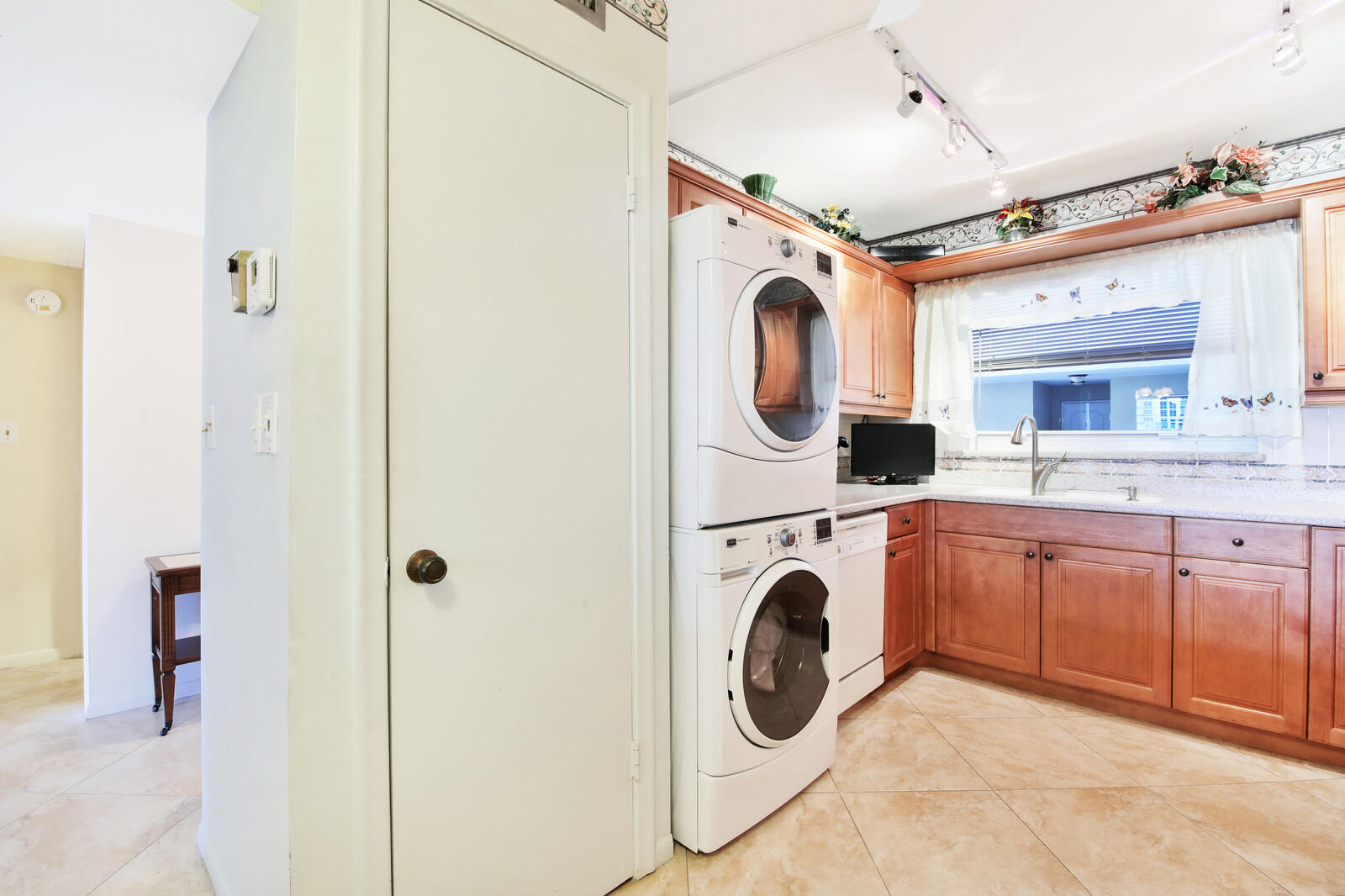 401 Briny Avenue, Unit 516 Pompano Beach, FL 33062 - Photo 13 of 38 a utility room with dryer and washer