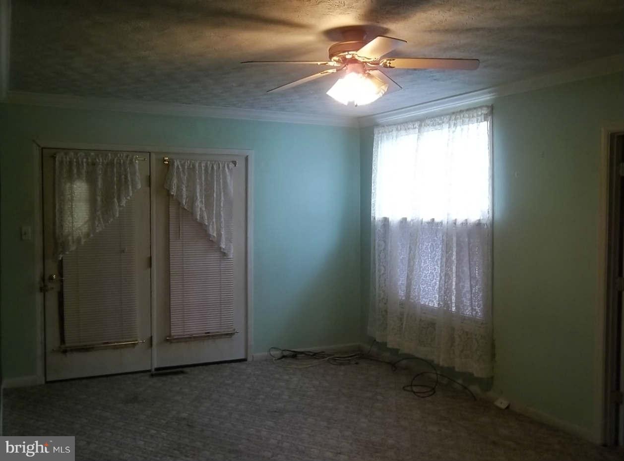6823 Hopkins Road Baltimore, MD 21220 - Photo 21 of 27 Living Room
