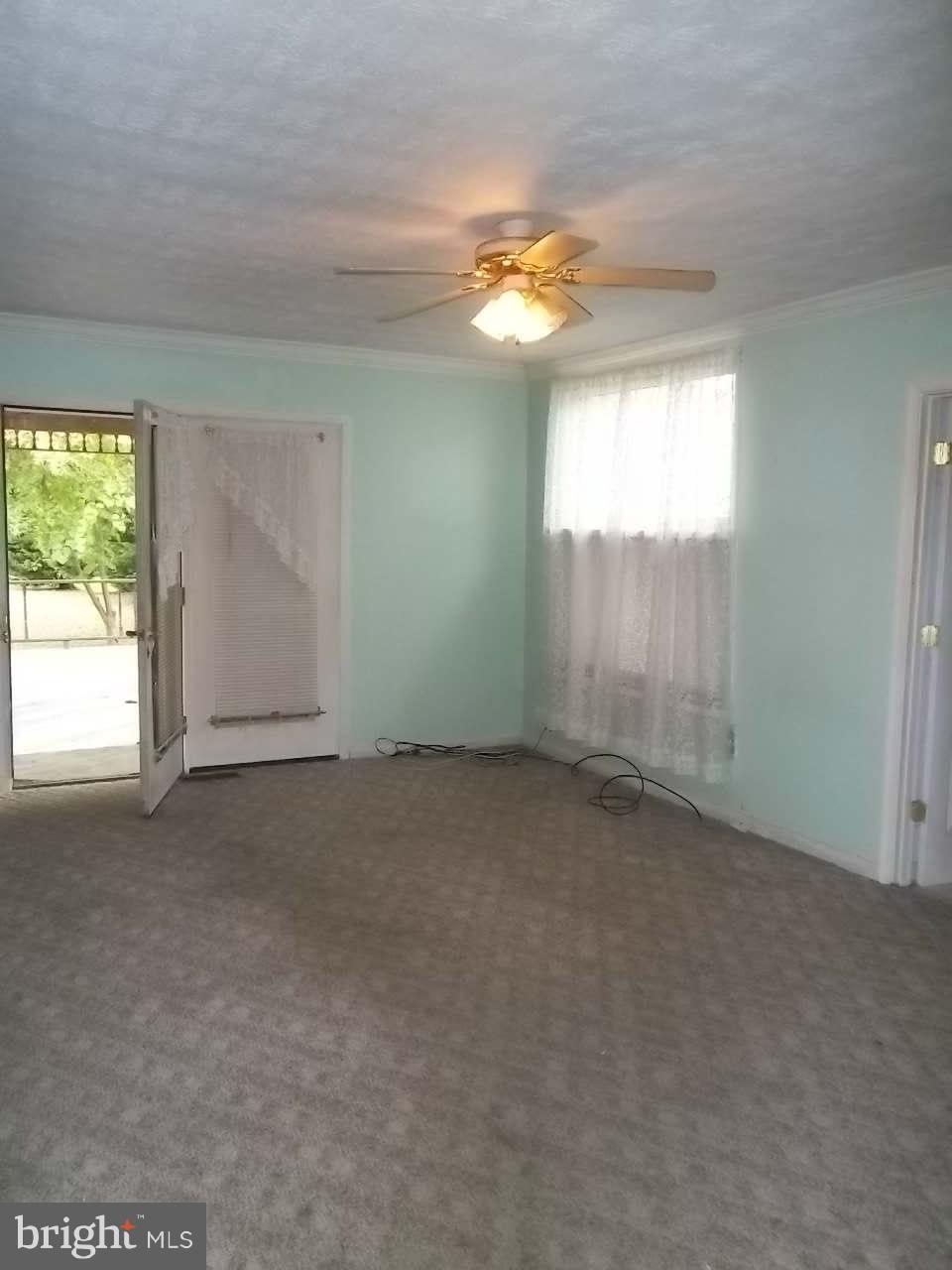 6823 Hopkins Road Baltimore, MD 21220 - Photo 22 of 27 Living Room