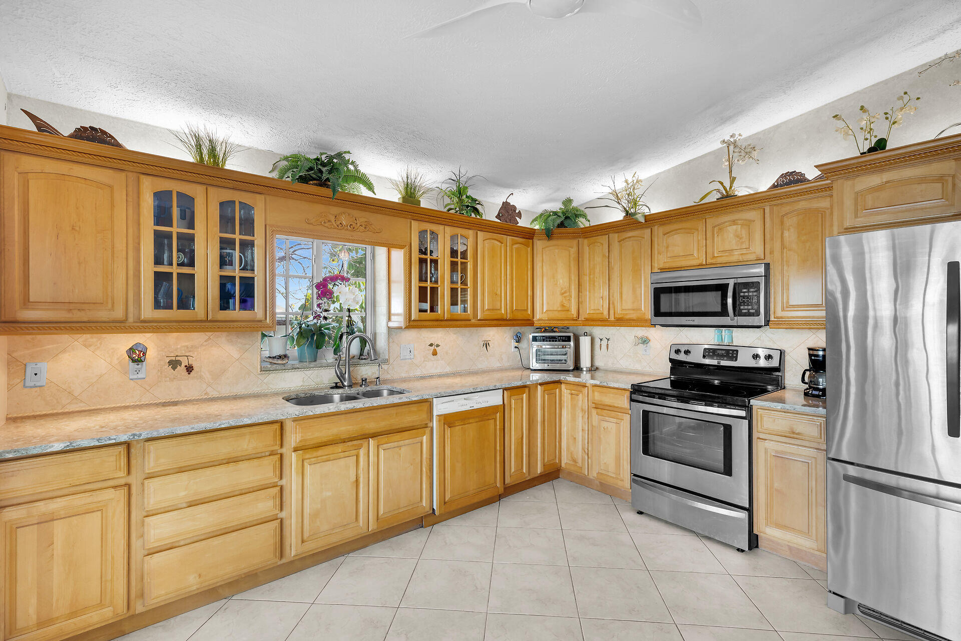 1009 Dove Road Key Largo, FL 33037 - Photo 18 of 46 Spacious Kitchen
