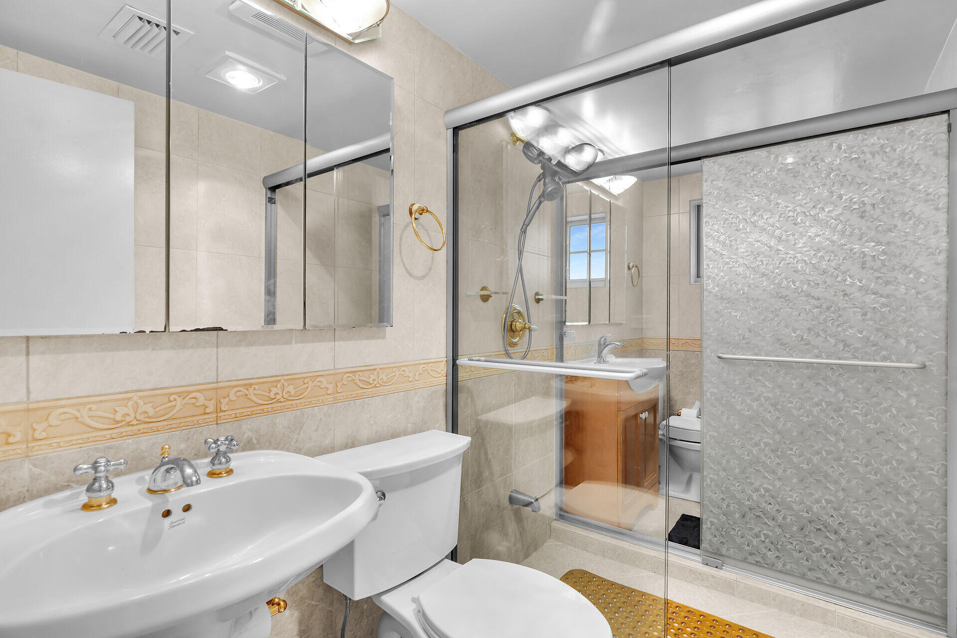 1009 Dove Road Key Largo, FL 33037 - Photo 27 of 46 Jack and Jill Bathroom