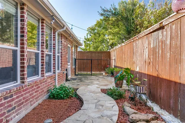 a view of a backyard