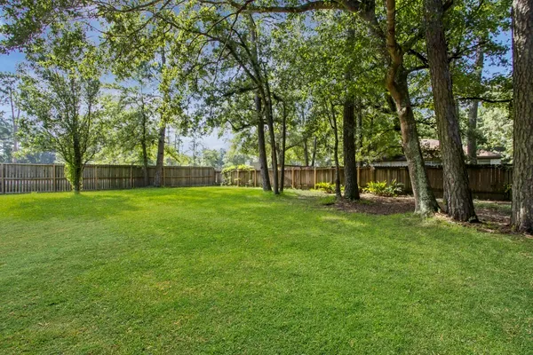 a view of yard with trees