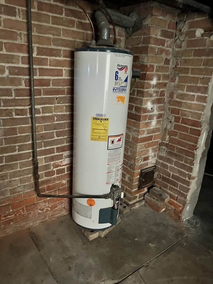 501 North Elm Street Clinton, IL 61727 - Photo 33 of 37 a bathroom with a shower