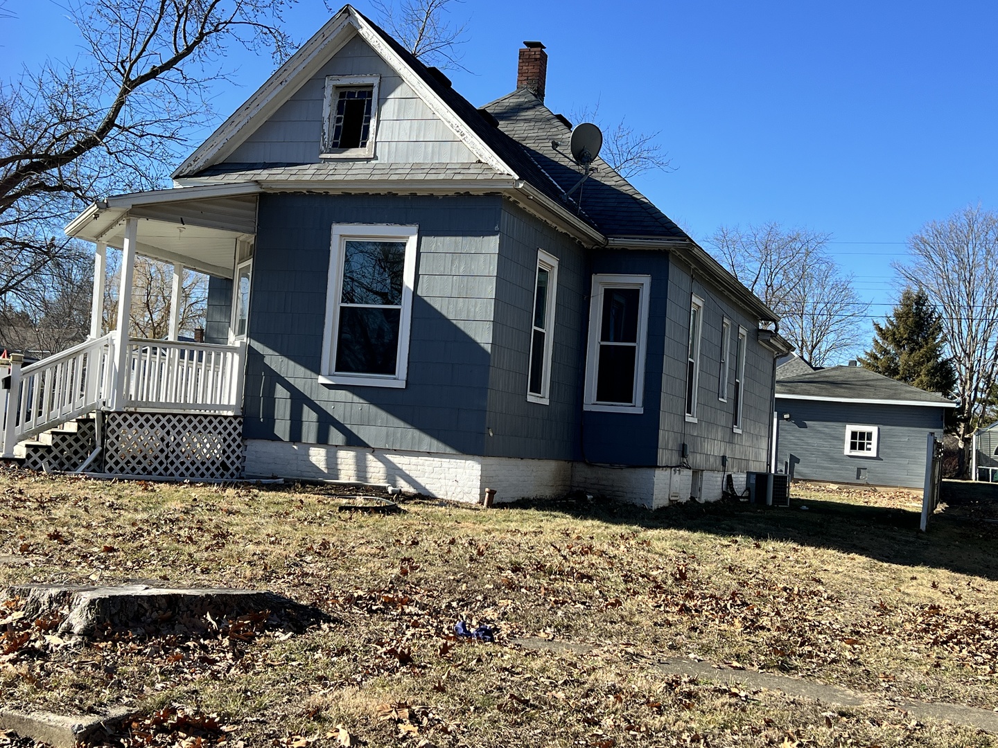 501 North Elm Street Clinton, IL 61727 - Photo 4 of 37 a front view of a house with a yard