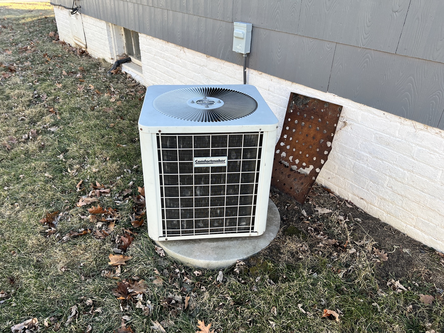 501 North Elm Street Clinton, IL 61727 - Photo 7 of 37 a front view of a house with a yard