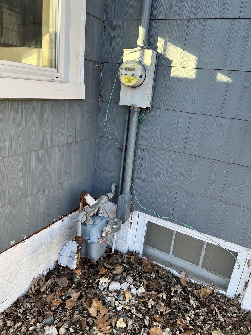 501 North Elm Street Clinton, IL 61727 - Photo 8 of 37 a table with a rug
