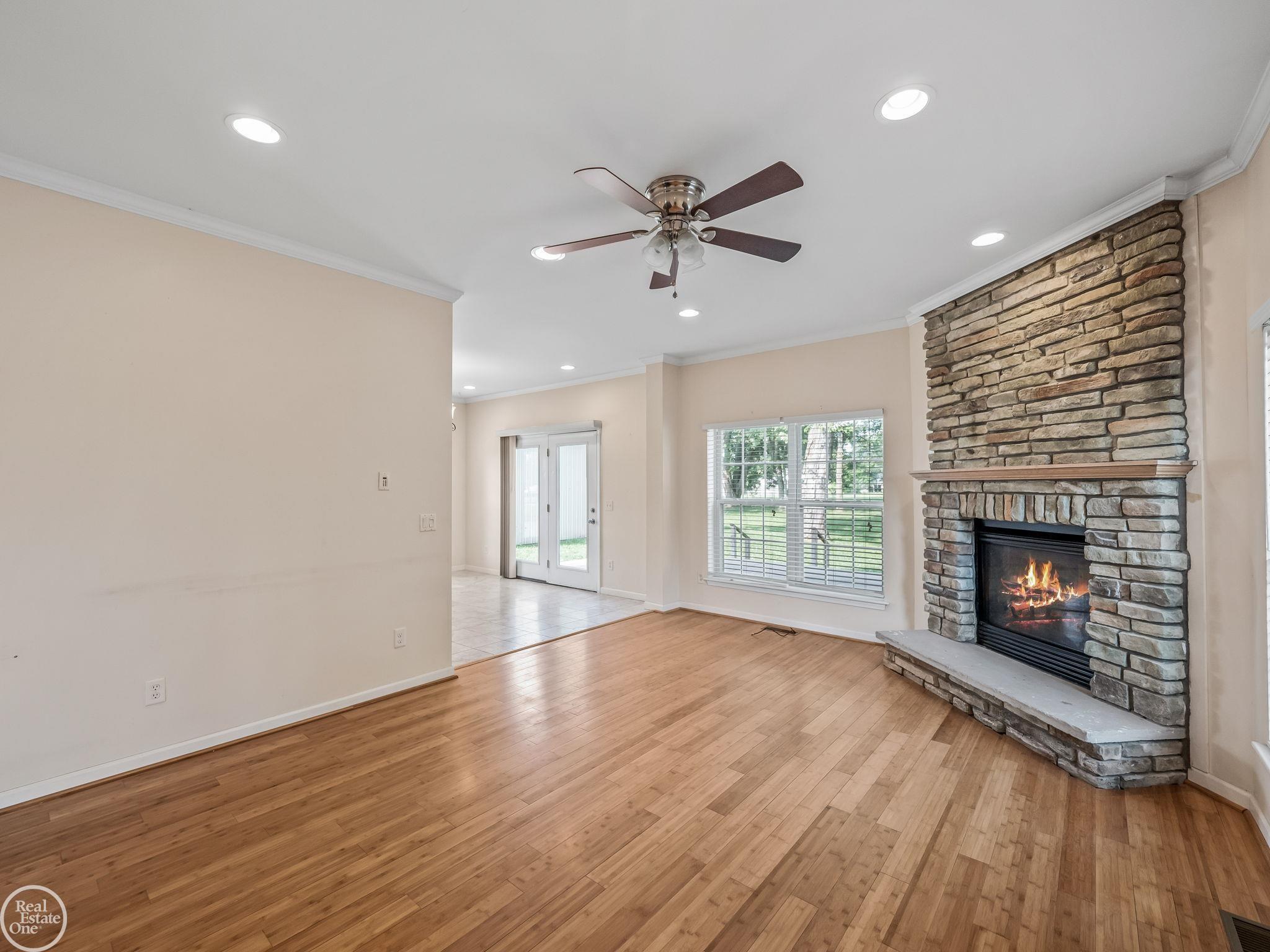 42109 Hayes Road Sterling Heights, MI 48313 - Photo 8 of 46 50116889-7.JPG