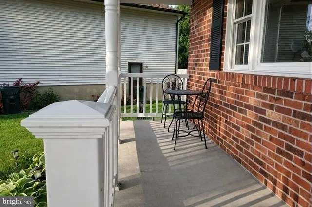 a view of a house with backyard and garden