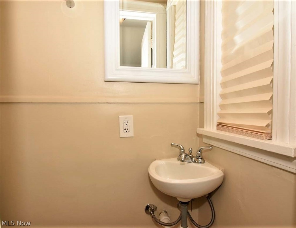 3705 Woodridge Road Cleveland, OH 44121 - Photo 12 of 26