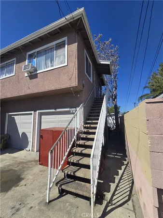 a view of entryway with a front door