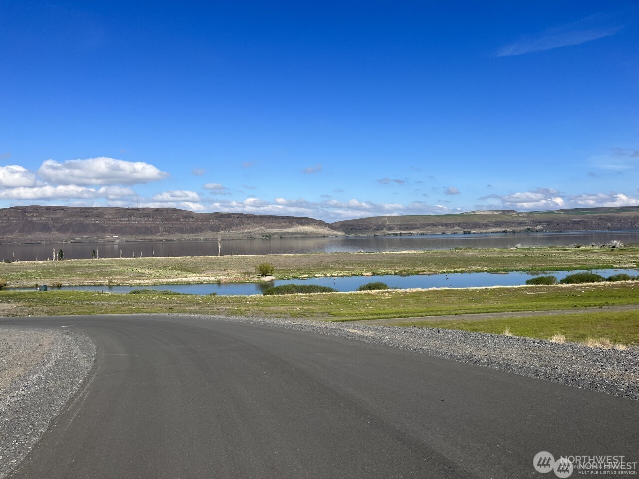 240 Basin Pointe Loop Vantage, WA 98950 - Photo 20 of 22 a view of an ocean and a mountain view
