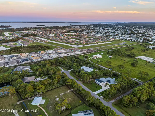 $999,999 | 4721 Blossom Ridge Place, Grant-Valkaria, FL 32949