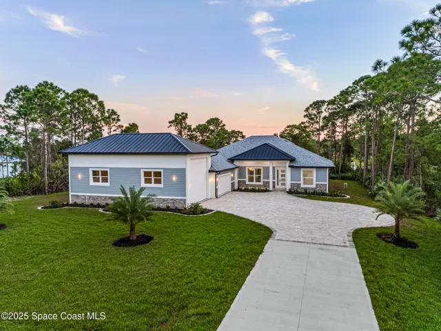 a view of entrance front of the house