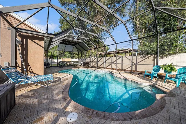 a view of a backyard