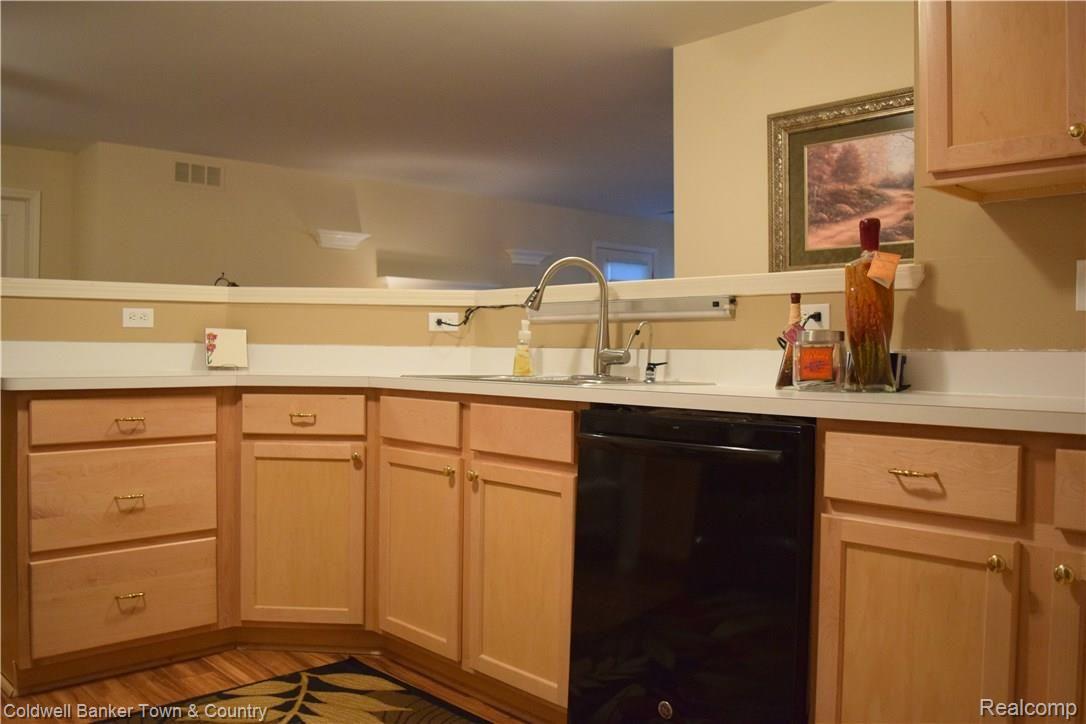4175 Hampton Ridge Boulevard, Unit 39 Howell, MI 48843 - Photo 6 of 15 Kitchen2.jpg