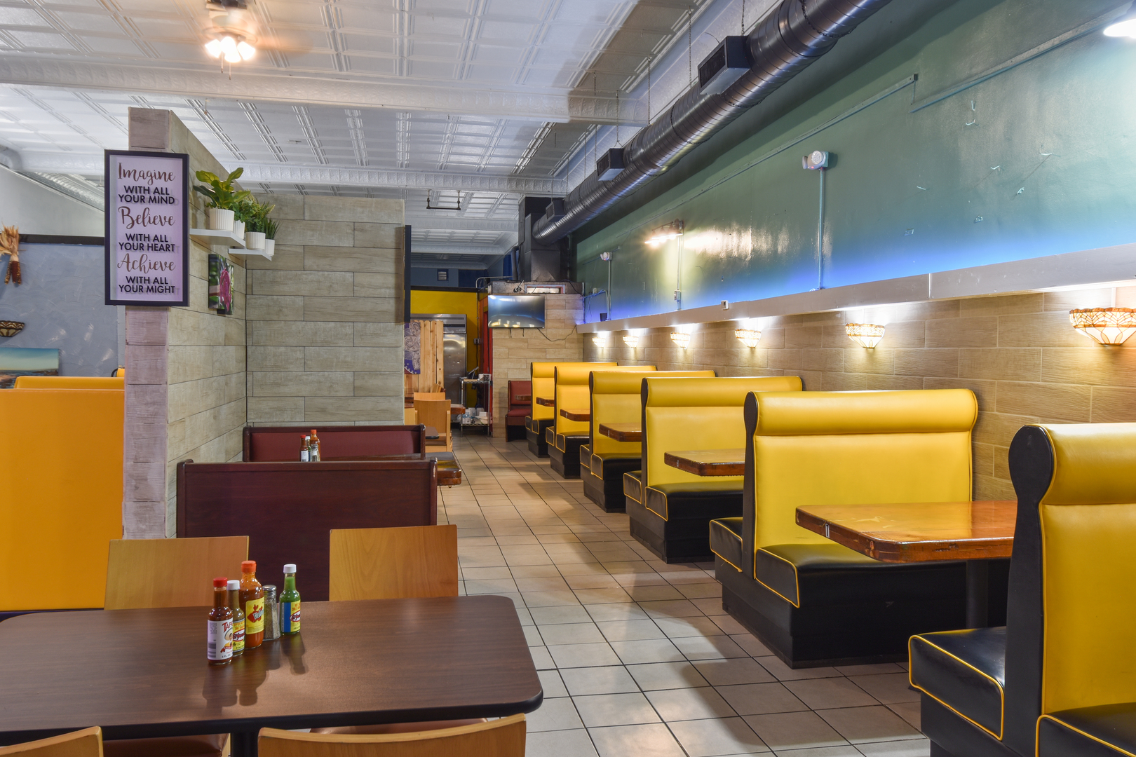 118 East Main Street Dwight, IL 60420 - Photo 5 of 77 a lobby with furniture