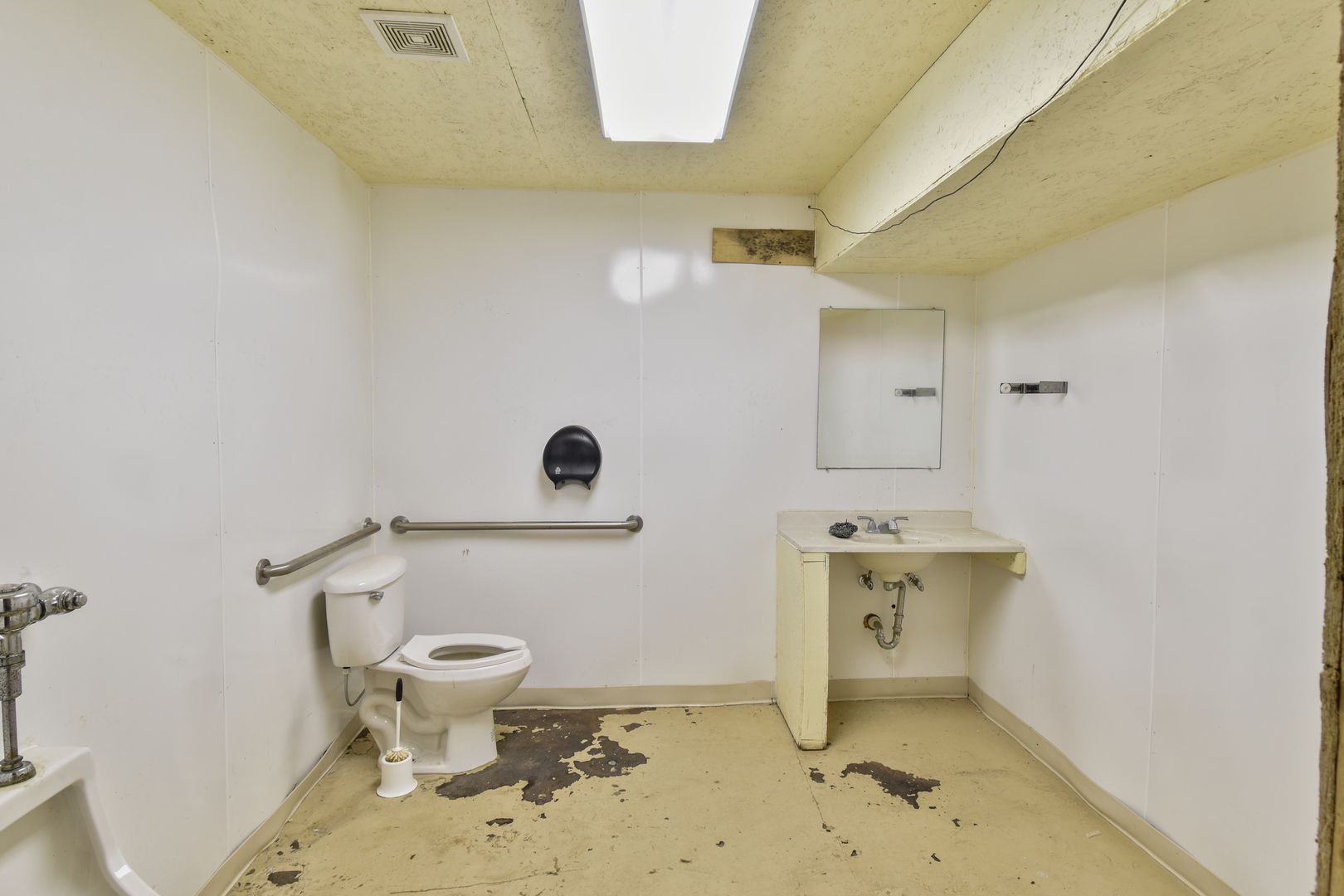 118 East Main Street Dwight, IL 60420 - Photo 74 of 77 a bathroom with a toilet and a shower