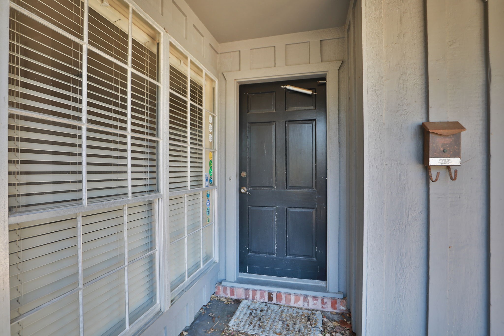 7158 Sharpview Drive Houston, TX 77074 - Photo 5 of 35 a view of wooden door