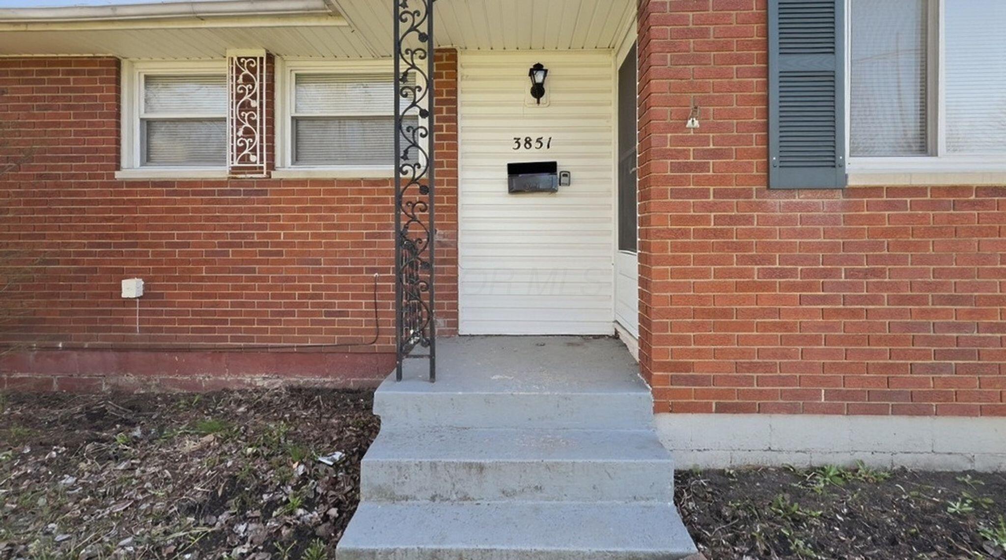 3851 Fairmoor Road Columbus, OH 43228 - Photo 2 of 30 07_3851_Fairmoor_Rd_Columbus_OH_43228-Ex