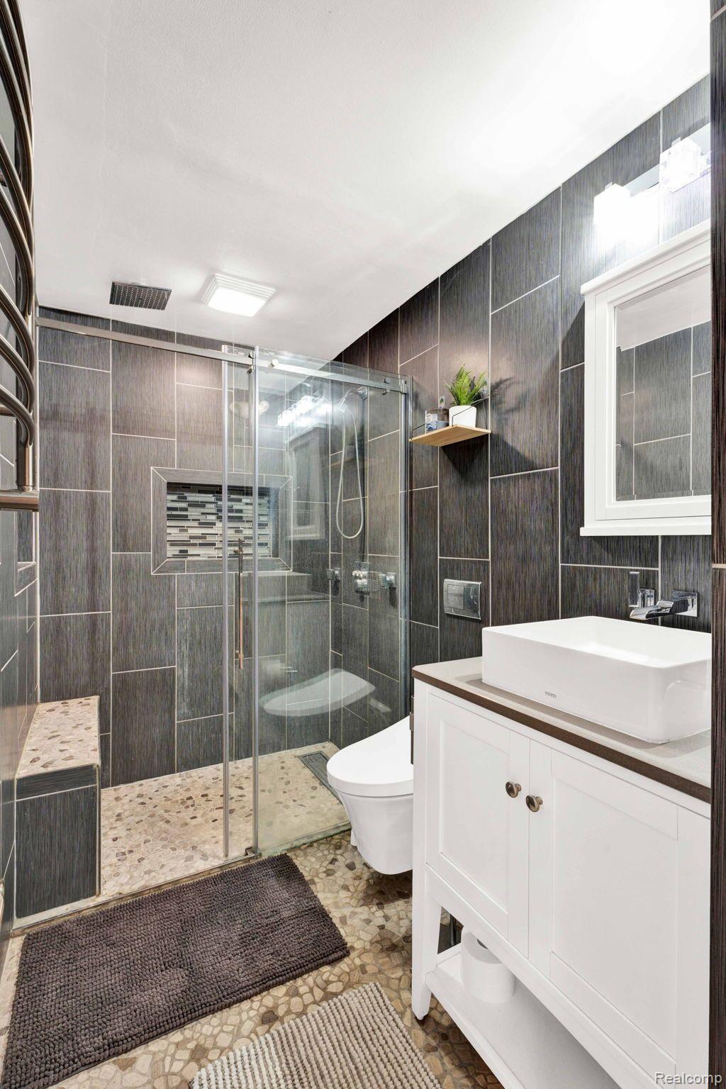 3835 Elmhurst Road Waterford, MI 48328 - Photo 25 of 44 Bathroom