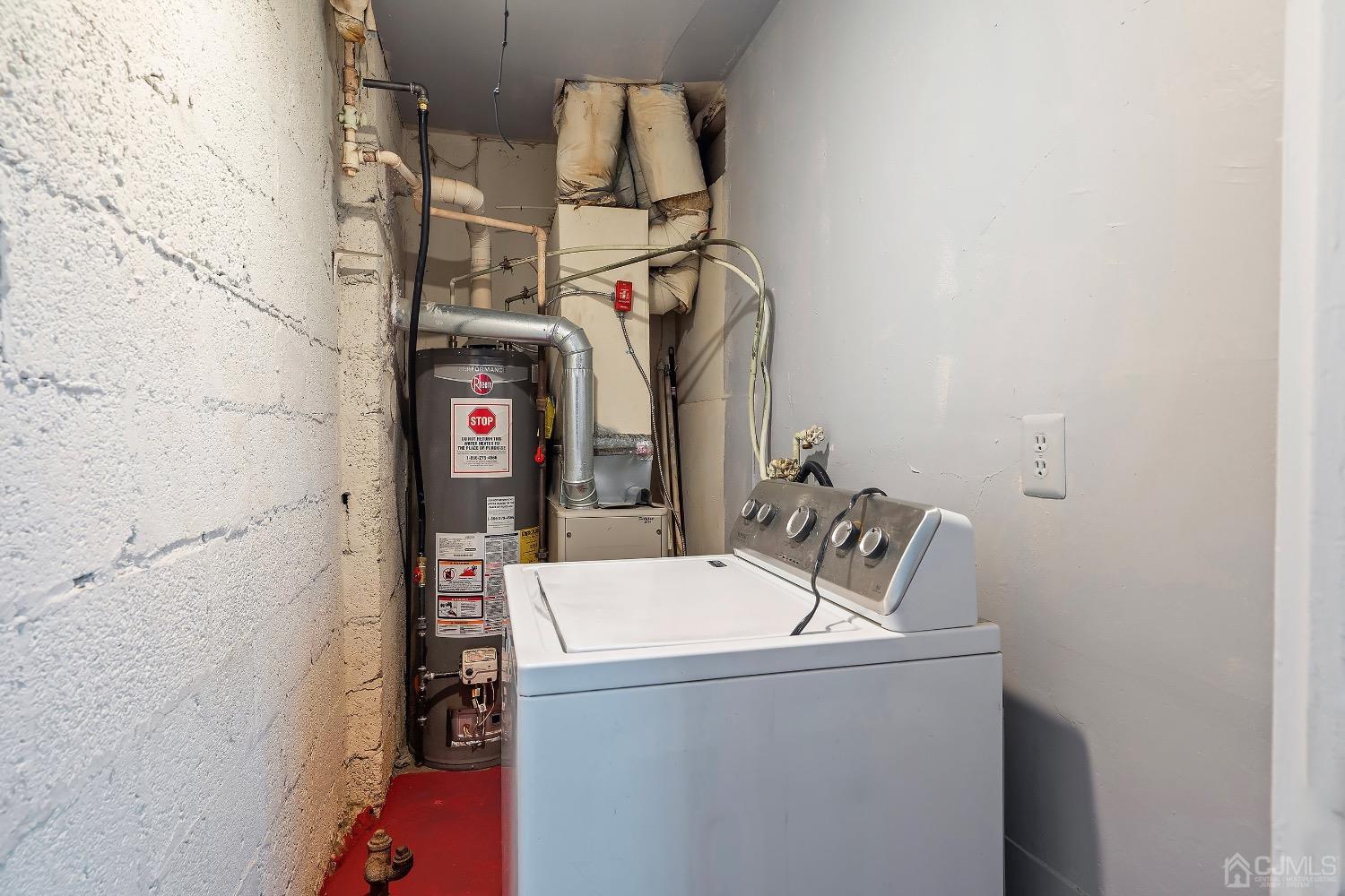 211 Kinsley Road Pemberton, NJ 08068 - Photo 12 of 15 a utility room with dryer and washer