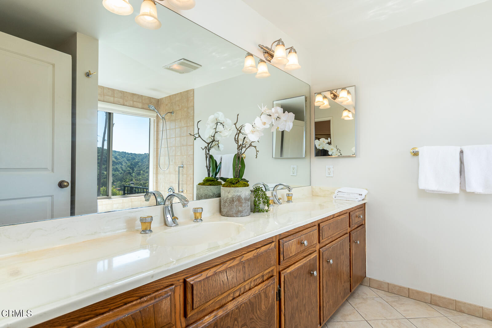 2600 Perkins Glendale, CA 91206 - Photo 18 of 34 a bathroom with a sink vanity and mirror