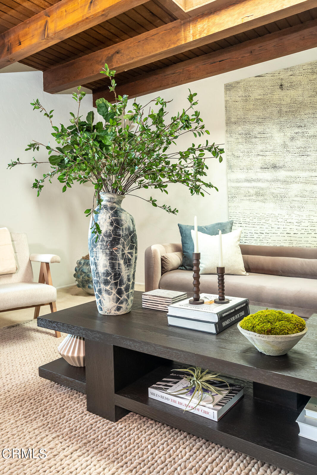 2600 Perkins Glendale, CA 91206 - Photo 7 of 34 a table with a vase and flowers on it