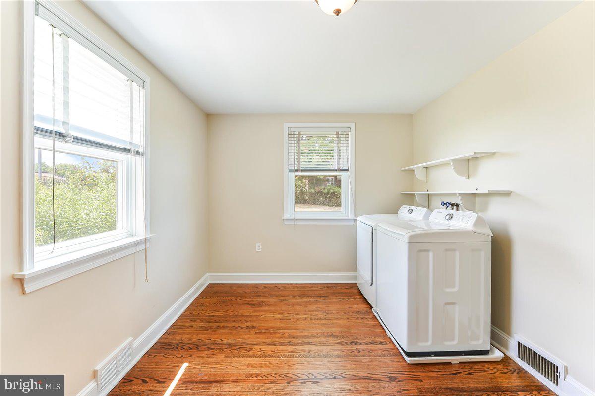 126 Fairfield Lane Wayne, PA 19087 - Photo 20 of 31 1st Floor Bedroom 2/Laundry Room