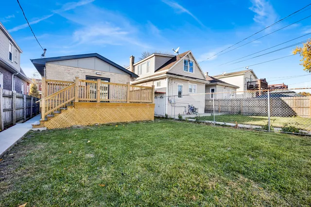 a view of a front of house with a yard