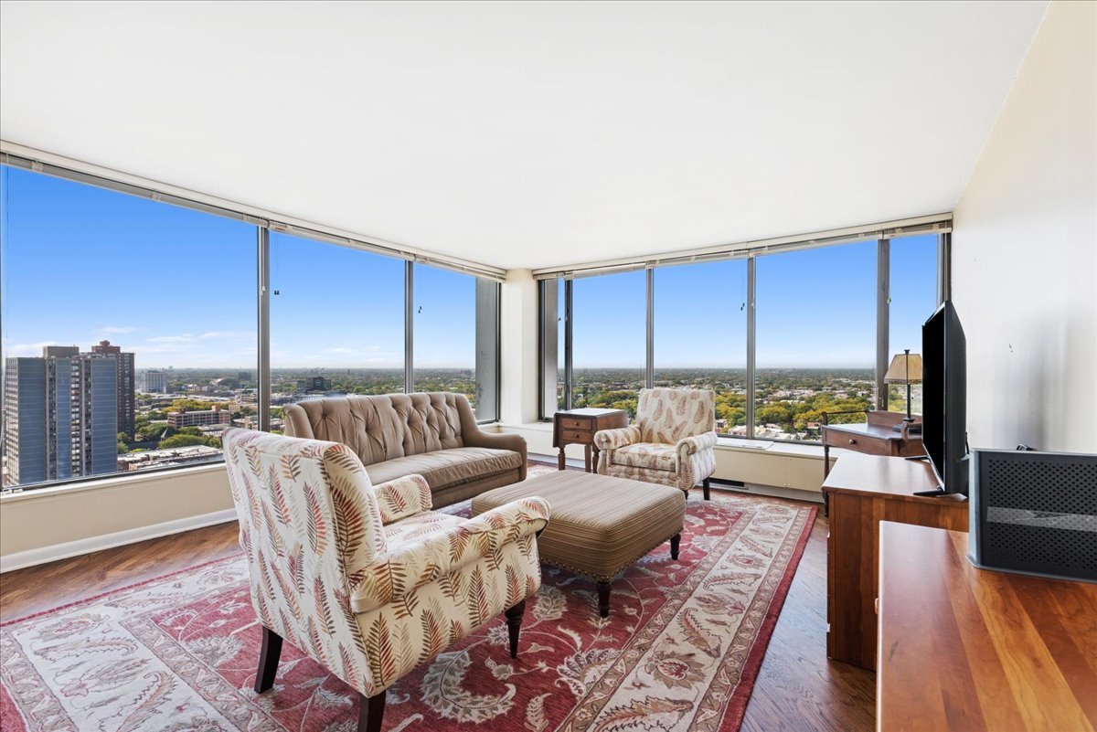 5455 North Sheridan Road, Unit 26122615 Chicago, IL 60640 - Photo 4 of 27 a living room with furniture and a large window