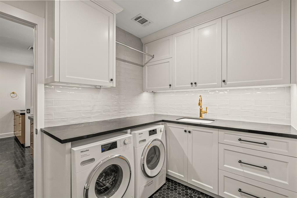 3913 Hamilton Avenue Fort Worth, TX 76107 - Photo 25 of 40 a utility room with sink dryer and washer